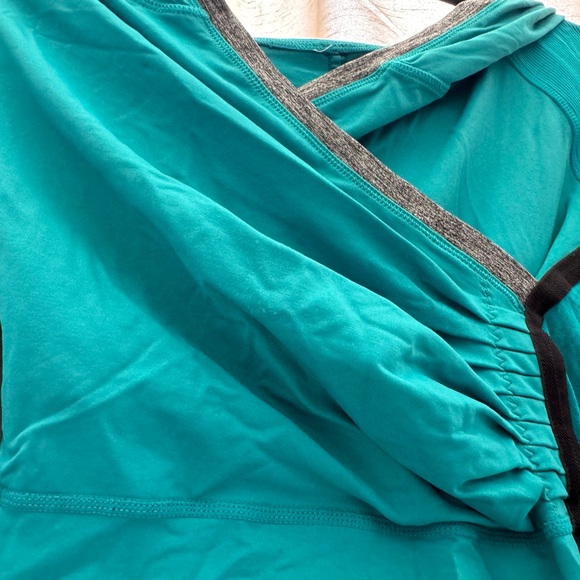 Lululemon- women’s Run for Your life pullover. Size 4. Teal blue with hood - Picture 5 of 10
